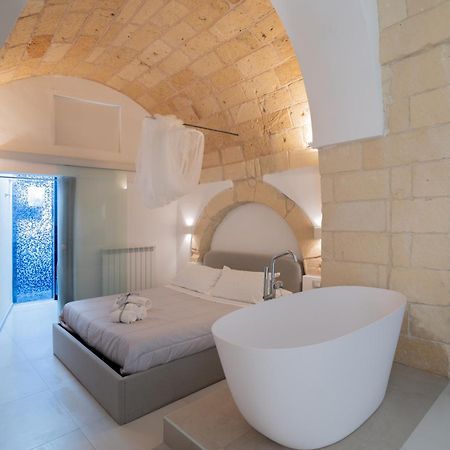 Dimora Barocca Luxury Suites Lecce Bagian luar foto