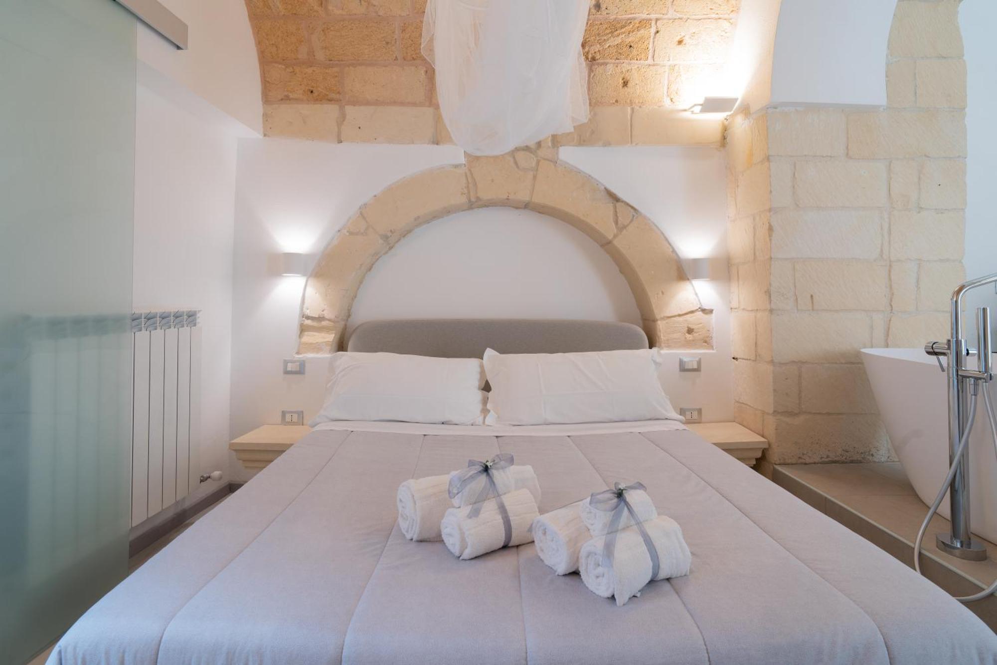 Dimora Barocca Luxury Suites Lecce Bagian luar foto