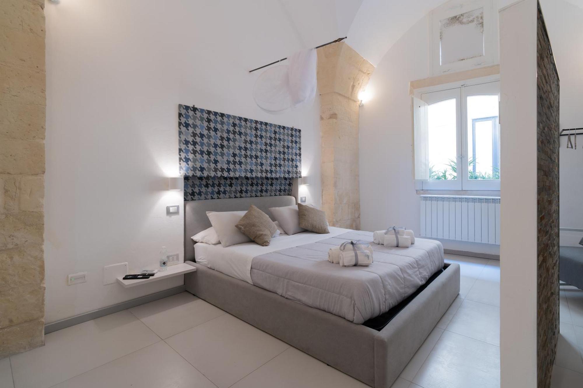 Dimora Barocca Luxury Suites Lecce Bagian luar foto