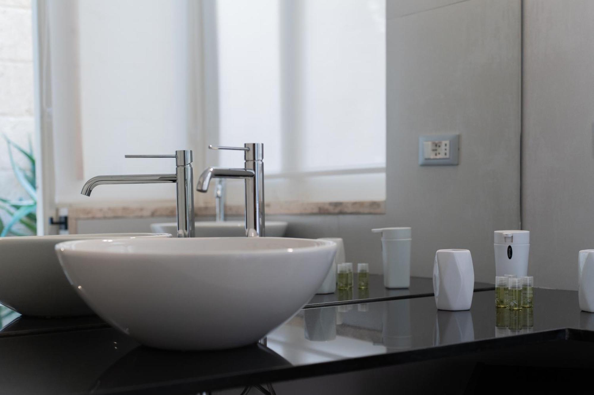 Dimora Barocca Luxury Suites Lecce Bagian luar foto
