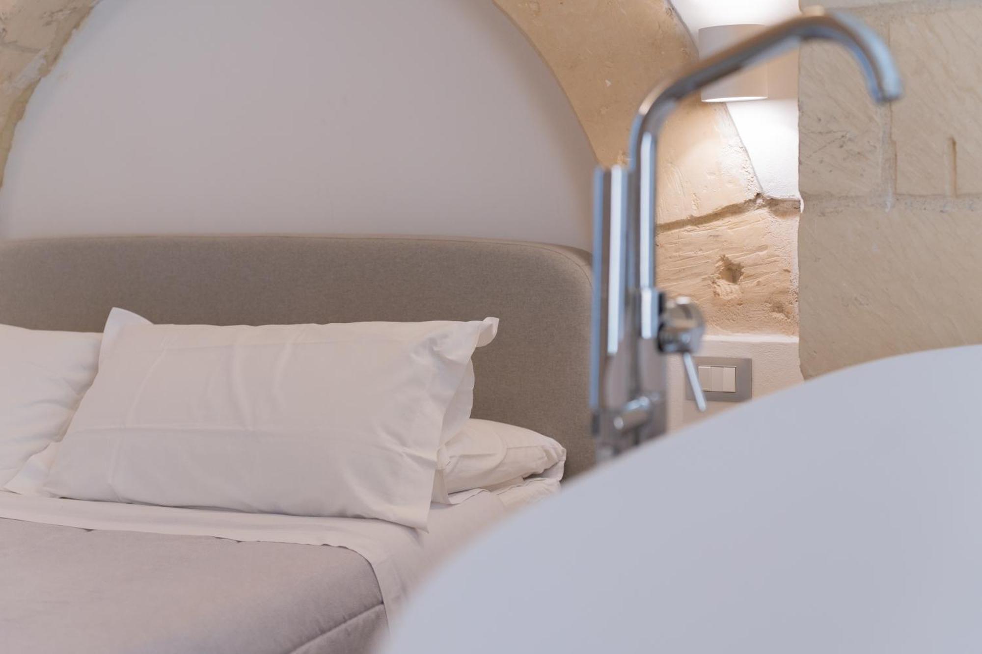 Dimora Barocca Luxury Suites Lecce Bagian luar foto