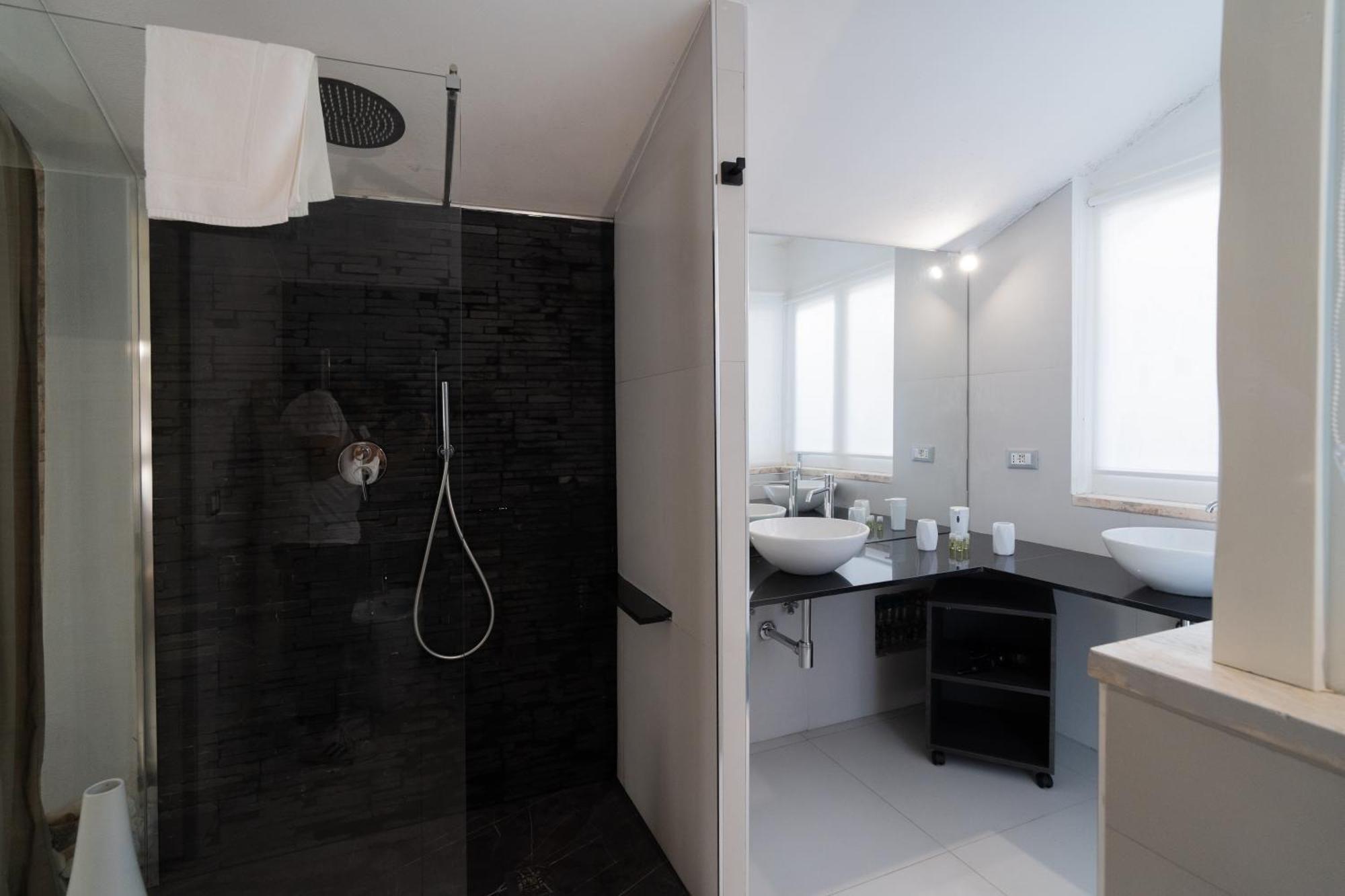Dimora Barocca Luxury Suites Lecce Bagian luar foto
