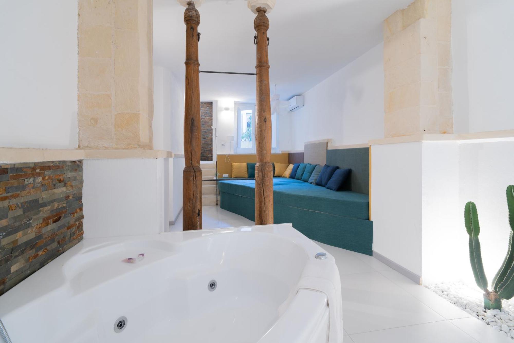 Dimora Barocca Luxury Suites Lecce Bagian luar foto