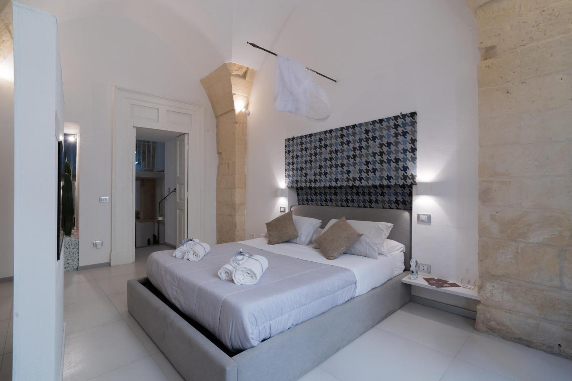 Dimora Barocca Luxury Suites Lecce Bagian luar foto