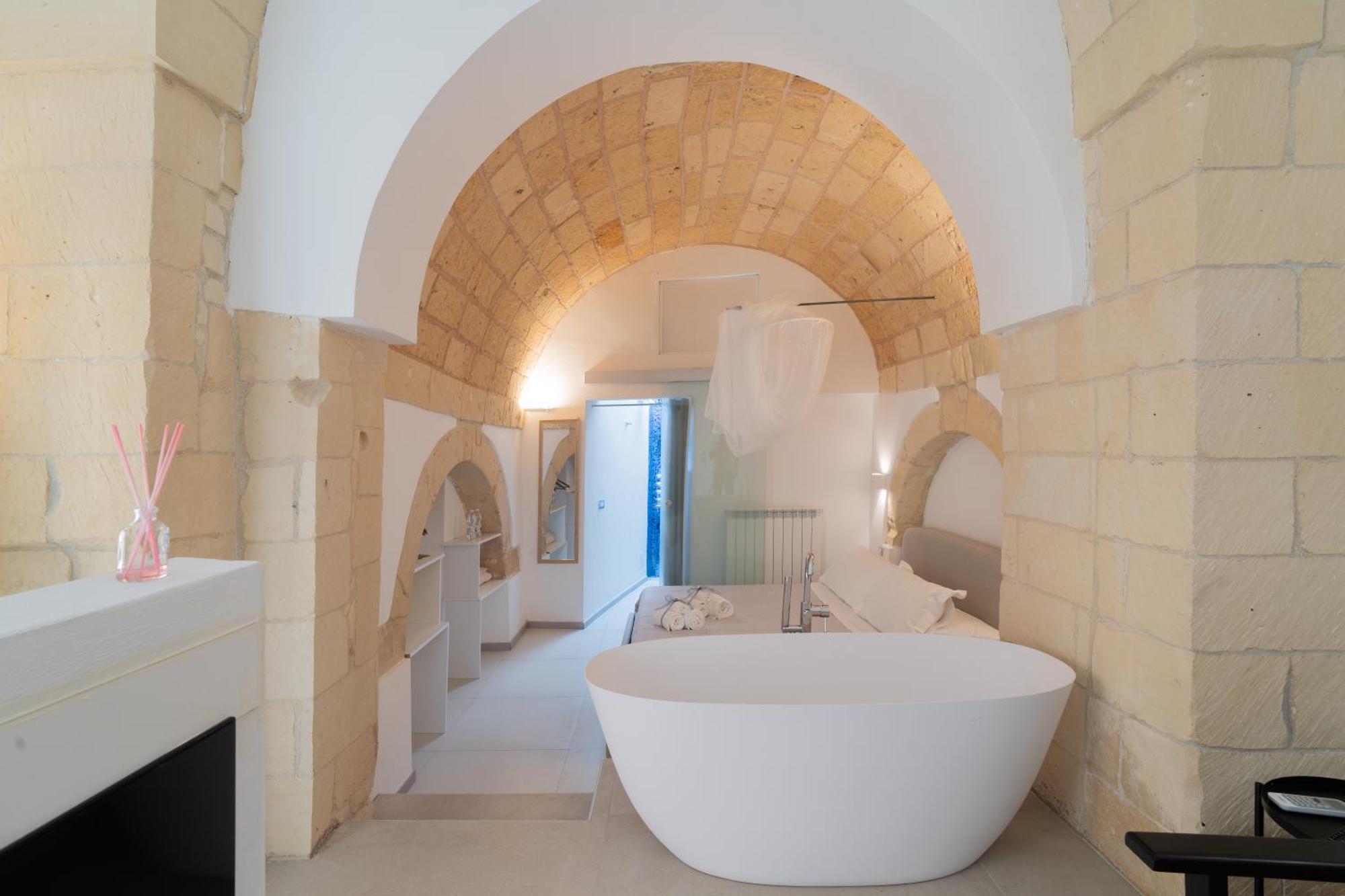 Dimora Barocca Luxury Suites Lecce Bagian luar foto