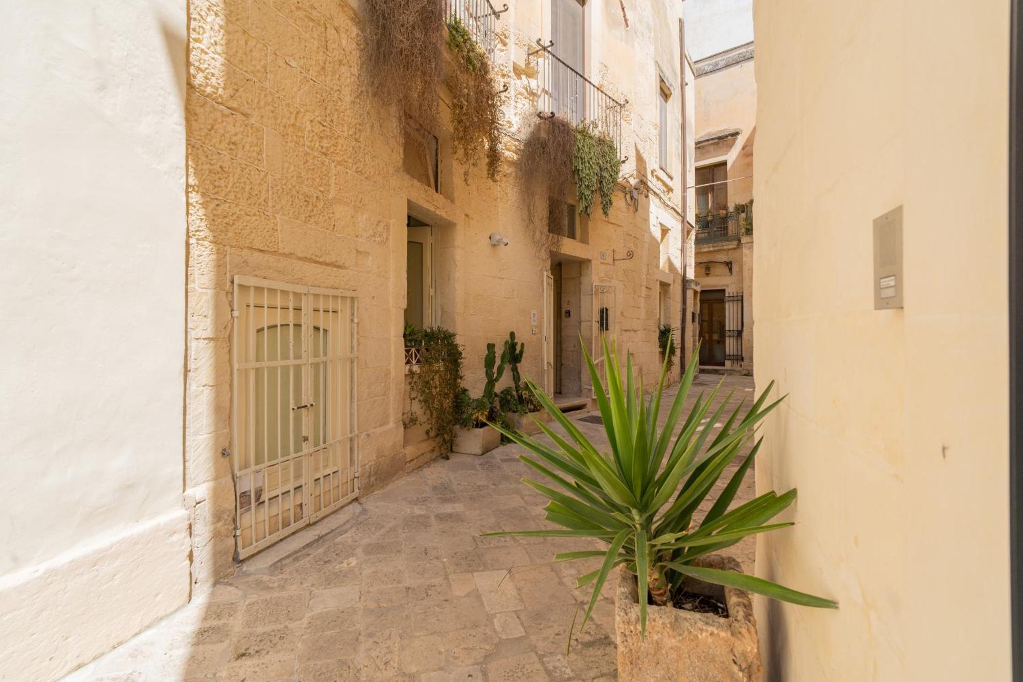 Dimora Barocca Luxury Suites Lecce Bagian luar foto