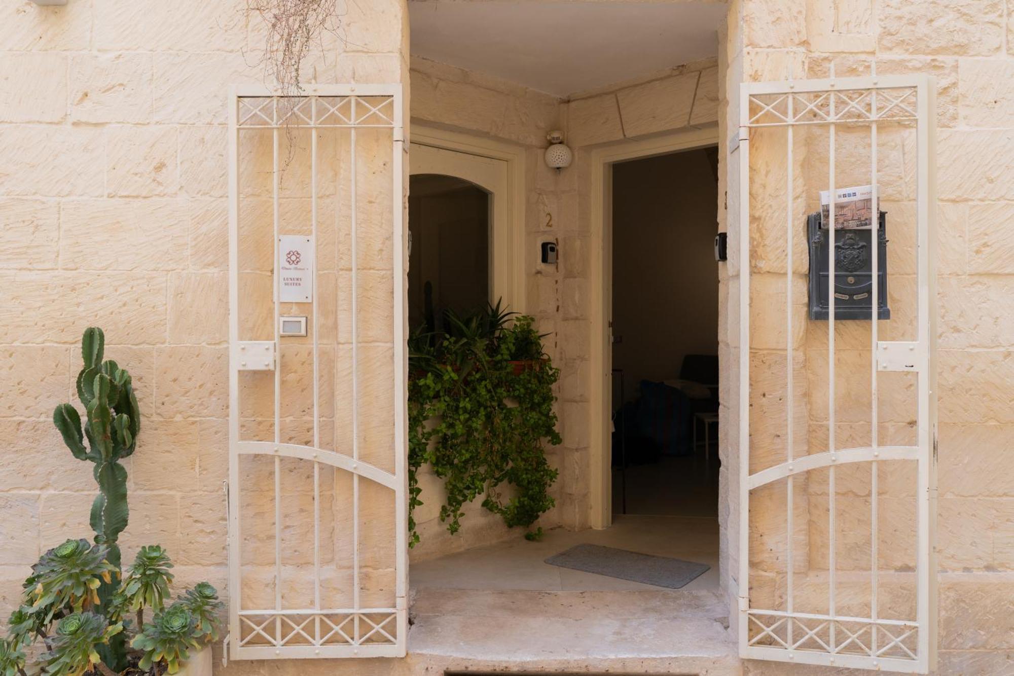 Dimora Barocca Luxury Suites Lecce Bagian luar foto