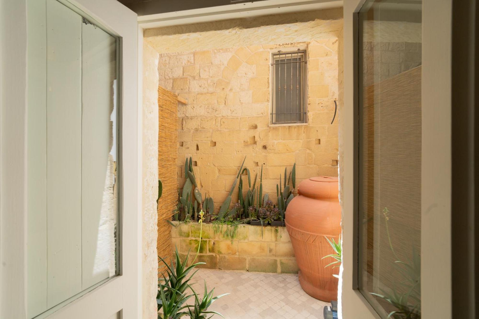 Dimora Barocca Luxury Suites Lecce Bagian luar foto