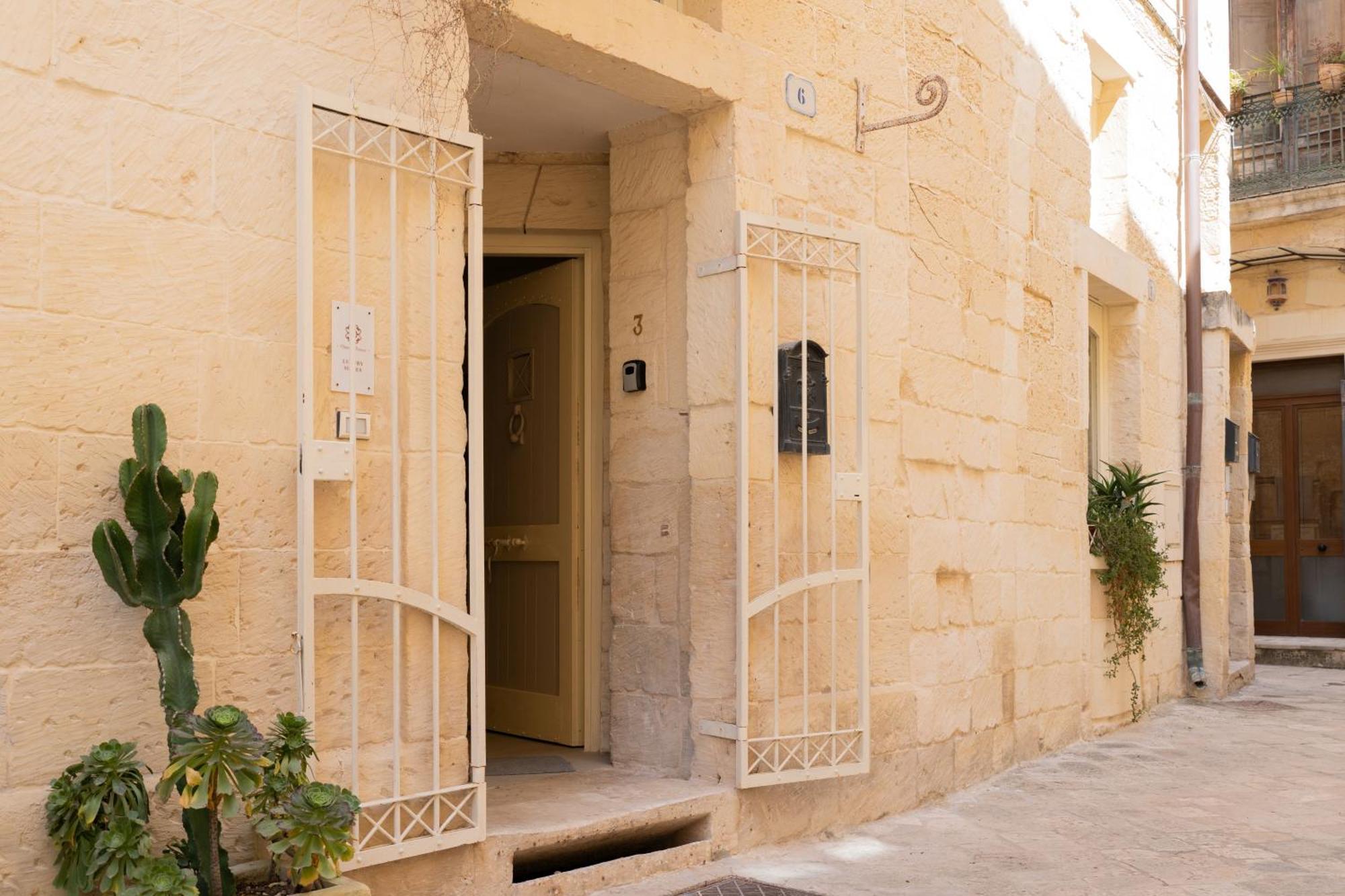 Dimora Barocca Luxury Suites Lecce Bagian luar foto