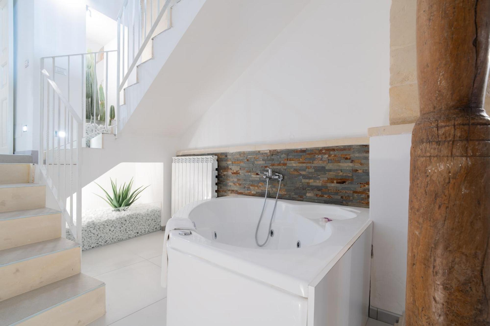 Dimora Barocca Luxury Suites Lecce Bagian luar foto
