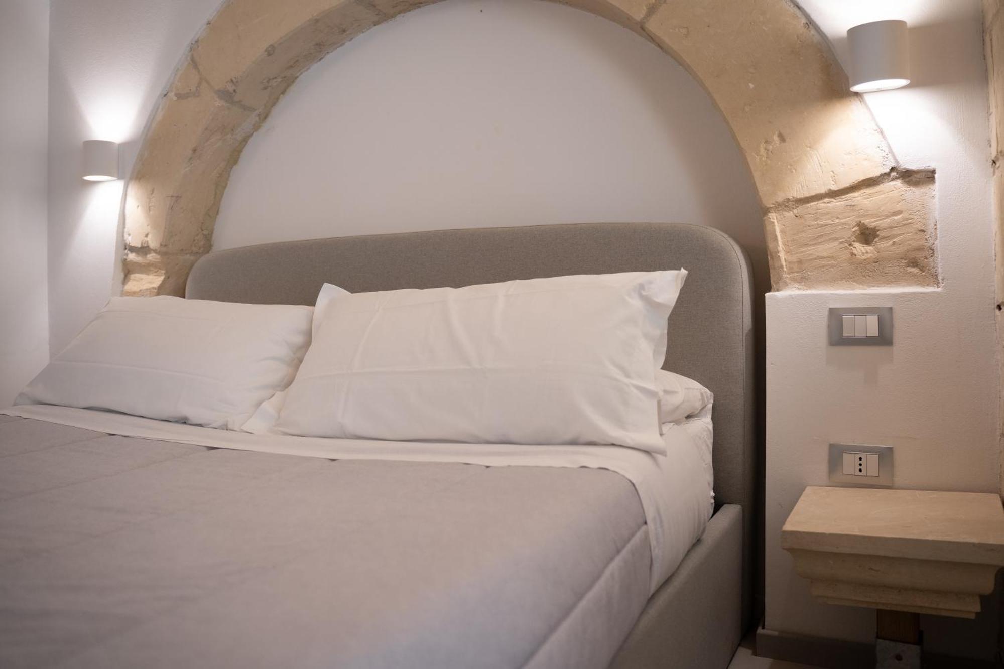 Dimora Barocca Luxury Suites Lecce Bagian luar foto